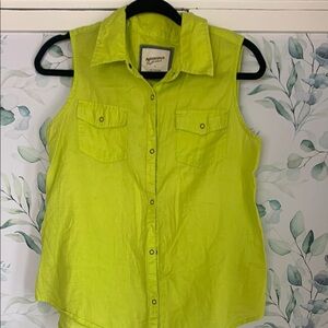 Arizona Jean Company Women's Bright Green Sleeveless Shirt